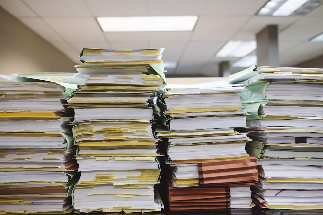 Piles de dossiers papier à vérifier pour régulariser une carrière