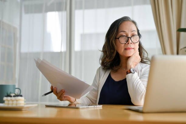 Femme examinant des documents près d